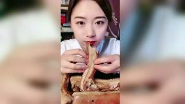 娱乐吃瓜酱女孩